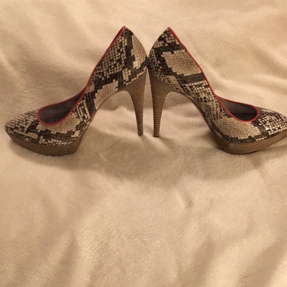 Guess snakeskin heels - Picture 3 of 4